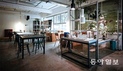 ‘자그마치’ 카페의 모습. 해외 유명 브랜드의 조명이 전시돼 있는 이곳에선 ‘젊은 건축가 포럼’ 등의 세미나가 잇달아 열린다.