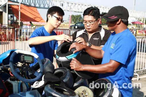 14일 ‘RMC 2015 아시아’에 참가하는 싱가포르 안나루이(15) 선수가 계체를 측정하고 있다. RMC는 말레이시아 쿠알라룸푸르 세팡 인터내셔널 카트 서킷에서 이날부터 양일간 열린다.