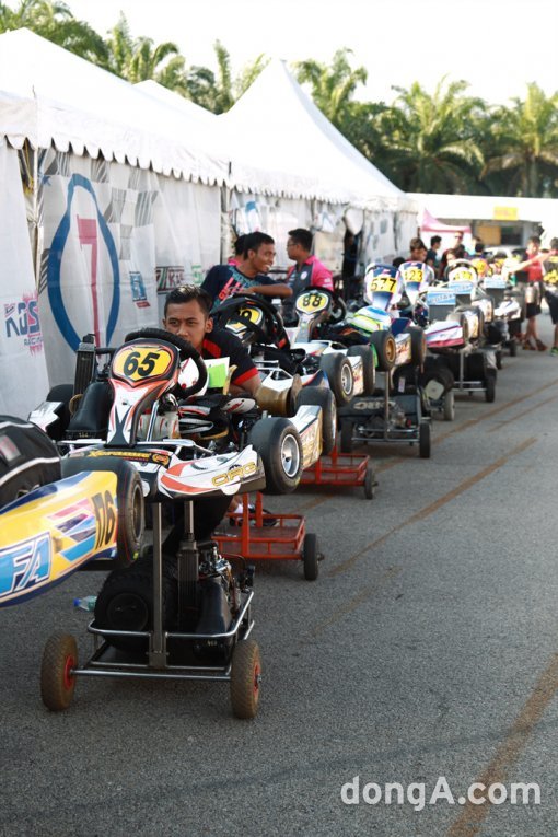 14일 ‘RMC 2015 아시아’에 참가하는 선수들이 검차를 받기위해 기다리고 있다. RMC는 말레이시아 쿠알라룸푸르 세팡 인터내셔널 카트 서킷에서 이날부터 양일간 열린다.