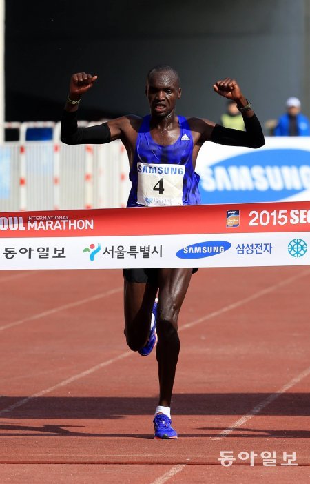 15일 오전 서울 잠실주경기장에 2015 서울국제마라톤 겸 제 86회 동아마라톤대회에 출전한 윌슨 로야나에 에루페(케냐) 선수가 2시간 06분 11초의 기록으로 1위로 들어오고 있다.