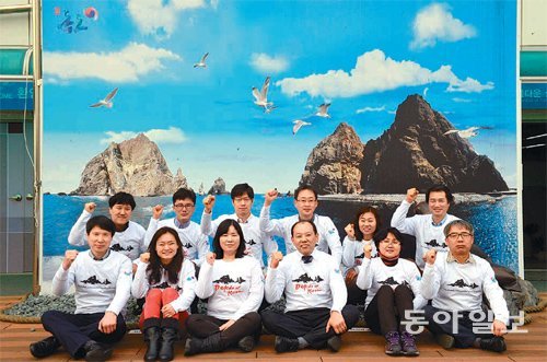 경북도 독도정책관실 신순식 정책관(앞줄 오른쪽에서 세 번째) 등 직원 12명이 부서 설치 10년(16일)을 앞두고 도청 내 ‘독도마당’에 모였다. 이권효 기자 boriam@donga.com