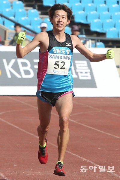 유승엽(강원도청)이 15일 열린 2015 서울국제마라톤 겸 제86회 동아마라톤에서 2시간13분10초로 결승선을 통과해 남자부 국내 1위에 올랐다. 지난해 제주전국체전에서 세운 2시간19분37초의 종전 개인최고기록을 6분 이상 단축하는 성과를 냈다. 잠실｜신원건 동아일보 기자 laputa@donga.com