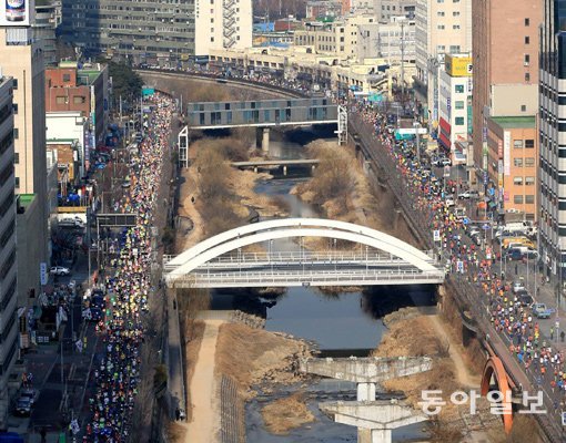 15일 열린 2015 서울국제마라톤 겸 제86회 동아마라톤대회의 초반 구간인(10∼15km) 청계천은 다른 구간에 비해 도로가 좁아 선수들의 집중력을 높여 기록 향상에도 좋은 영향을 미친다. 장승윤 동아일보 기자 tomato99@donga.com