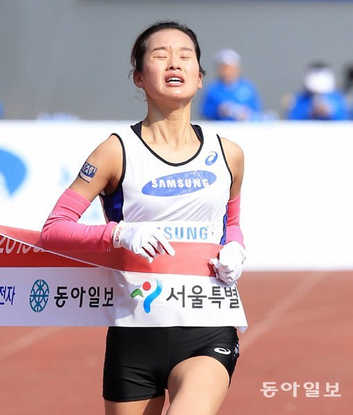 김성은(삼성전자)이 15일 열린 2015 서울국제마라톤 겸 제86회 동아마라톤대회에서 2시간28분20초로 결승선을 통과해 구테니 쇼네 이마나(에티오피아·2시간26분22초)에 이어 여자부 전체 2위를 차지했다. 잠실｜장승윤 동아일보 기자 tomato99@donga.com