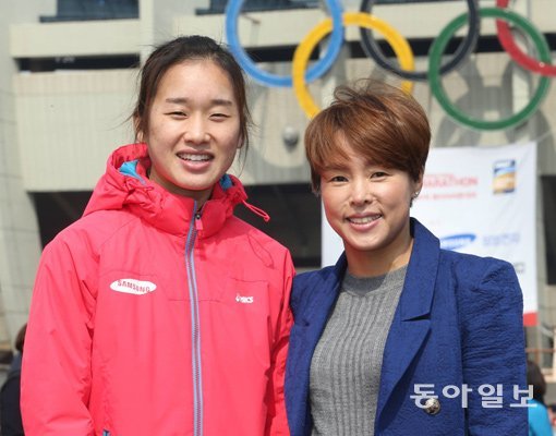 권은주(오른쪽)가 1997년 세운 2시간26분12초의 한국기록은 18년째 깨지지 않고 있다. 그러나 15일 열린 2015 서울국제마라톤 겸 제86회 동아마라톤대회에서 여자부 전체 2위, 국내 1위에 오른 김성은은 한국여자마라톤의 미래를 밝혔다. 권은주는 “분명히 한 단계 더 발전할 것”이라며 후배에게 신뢰를 보냈다. 잠실｜신원건 동아일보 기자 laputa@donga.com