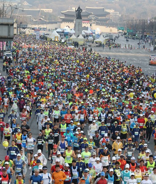 2015 서울국제마라톤 겸 제86회 동아마라톤대회에 참가한 선수들이 15일 오전 서울 광화문광장에서 힘차게 출발하고 있다. 변영욱 동아일보 기자 cut@donga.com