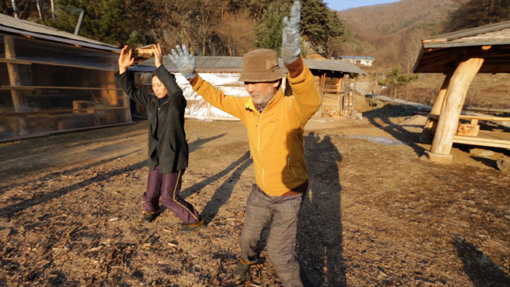 도시생활로 위장 질환을 앓은 김종수(오른쪽)씨는 강원도 정선의 오지마을에 정착, 체온을 올리는 특유의 운동법을 찾아냈다. 사진제공｜채널A