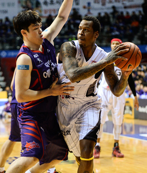 LG와 오리온스는 16일 창원체육관에서 ‘2014∼2015 KCC 프로농구’ 6강 PO 5차전을 치른다. PO에서 만날 때마다 끝장승부를 펼쳐온 두 팀. 이번에는 과연 어디가 승자가 될까. 사진제공｜KBL