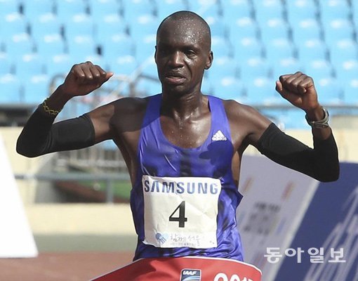 윌슨 로야나에 에루페(27·케냐)가 15일 열린 2015 서울국제마라톤 겸 제86회 동아마라톤대회에서 2시간6분11초로 남자부 1위를 차지했다. 에루페는 3년 만에 다시 이 대회 정상에 오르며 명예를 회복했다. 한국선수 중에선 유승엽(강원도청)이 2시간13분10초로 가장 먼저 결승선을 통과했다. 잠실｜신원건 동아일보 기자 laputa@donga.com