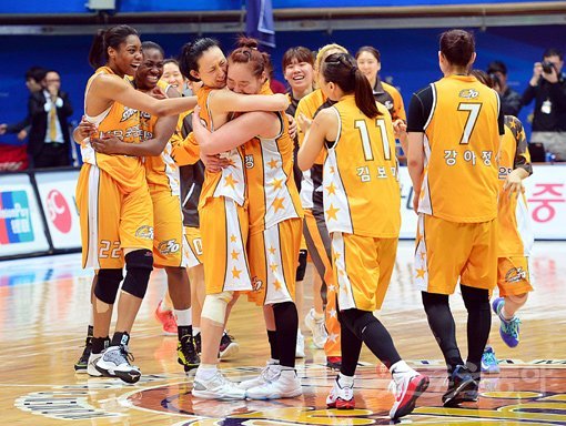 ‘KB국민은행 2014-2015시즌 여자프로농구’ 신한은행 에스버드와 KB스타즈 경기가 15일 인천도원체육관에서 열렸다. 신한은행 에스버드를 54 대 51로 꺾은 KB스타즈 선수들이 환호하고 있다. 인천｜김진환 기자 kwangshin00@donga.com 트위터 @kwangshin0521