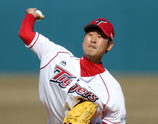 친정으로 돌아온 KIA 윤석민이 15일 광주-기아챔피언스필드에서 열린 LG와의 시범경기에 등판해 1년 만에 한국팬들 앞에서 역투하고 있다. 사진제공｜스포츠코리아