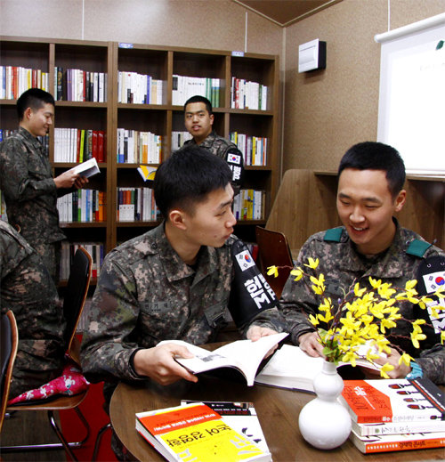 육군 제1야전군사령부가 일반전방소초(GOP) 장병들의 독서 생활화를 위해 1월부터 운영하고 있는 컨테이너 독서카페의 모습. 국방부 제공