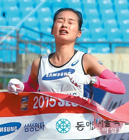 김성은(26·삼성전자)이 국내 여자부 1위(2시간28분20초)로 결승선을 통과하고 있다. 신원건 기자 laputa@donga.com