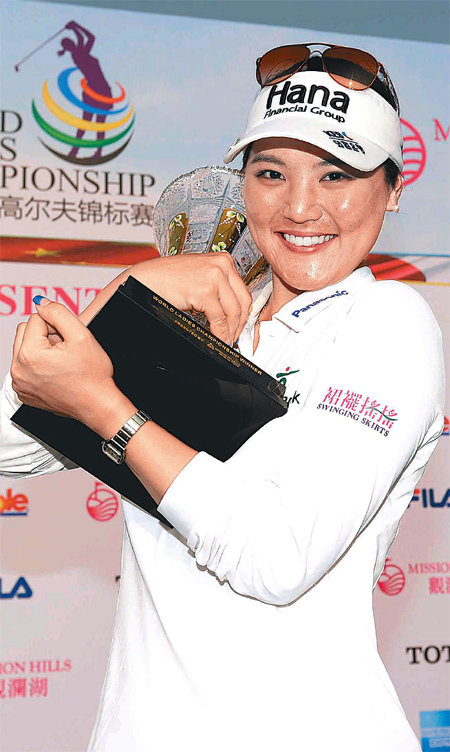 7개월만의 포옹 유소연이 15일 중국 하이난 하이커우의 미션힐스골프장에서 막을 내린 유럽여자프로골프(LET) 월드 레이디스 챔피언십에서 박인비를 1타 차로 제치고 우승한 뒤 트로피를 들고 있다. 우승상금은 7만5000달러. 유소연의 우승으로 한국(계) 선수는 LET 4개 대회 연속 정상에 올랐다. 미션힐스골프장 제공