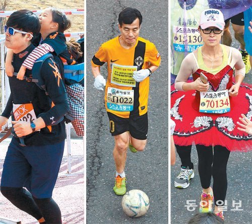 아이 업고… 축구공 몰며… 즐거운 질주 서울국제마라톤은 모두의 축제였다. 아이를 등에 업고 10km 단축 마라톤에 도전한 아버지, 축구공을 몰고 풀코스 완주에 나선 축구 마니아, 붉은색 공주치마를 입은 여성 참가자 등 다양한 사람들이 서울 도심을 달렸다. 시민들은 마라톤에 참가한 사람들에게 응원과 박수를 아낌없이 보냈다. 양회성 yohan@donga.com·전영한 기자