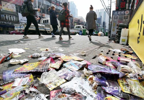 15일 부산 부산진구 서면복개로에 각종 전단과 담배꽁초가 지저분하게 쌓여 있다. 이날은 부산진구가 시민들에게 쓰레기 문제의 심각성을 알리기 위해 청소를 중단하기로 한 이틀째 날이다. 부산=서영수 기자 kuki@donga.com