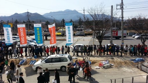 경북 구미시 신평동에 위치한 문성파크자이 견본주택에 입장하려는 방문객들이 줄을 서고 있다. (자료:GS건설)