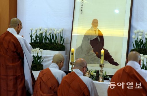 16일  서울 성북구 길상사에서 열린 “법정 스님 5주기 추모식”에서 참석한 스님들이 헌화 하고 있다.