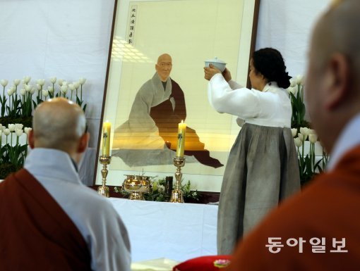 16일  서울 성북구 길상사에서 열린 “법정 스님 5주기 추모식”에서 참석한 스님들이 헌화 하고 있다.