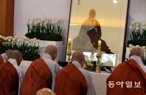 16일  서울 성북구 길상사에서 열린 “법정 스님 5주기 추모식”에서 참석한 스님들이 헌화 하고 있다.