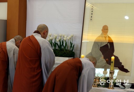 16일  서울 성북구 길상사에서 열린 “법정 스님 5주기 추모식”에서 참석한 스님들이 헌화 하고 있다.