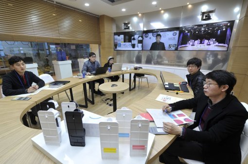 스마트 슈튜디오 화상 회의 시스템을 통해 실시간 MD 상담을 지원하는 모습