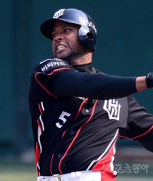 kt 앤디 마르테는 일찌감치 가능성을 인정받았지만 대선수의 그늘에 가려 실력을 발휘하지 못했던 선수다. 낯선 한국 땅에서 새로운 기회를 잡은 그가 과연 잠재력을 터트릴 수 있을까. 스포츠동아DB