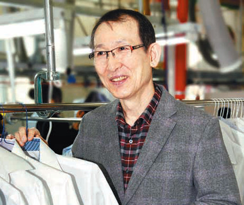 이범택 크린토피아 회장이 세탁공장을 찾아 다림질 공정을 마친 와이셔츠를 살펴보고 있다.