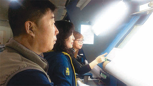 17일 대구 서구 와룡로에 있는 섬유기업 케이에스케이에서 김수택 관리이사(왼쪽)와 지난해 취업한 여직원이 의류용 원단을 검사하고 있다. 달서여성인력개발센터 제공