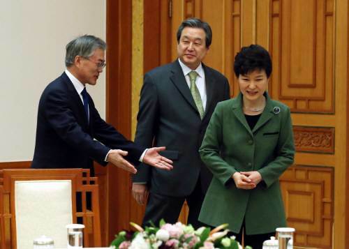 박근혜 대통령, 김무성,문재인 대표와 회동 박근혜 대통령이 17일 오후 청와대에서 새누리당 김무성 대표, 새정치민주연합 문재인 대표와 만나 인사를 나누고 있다.2015.3.17.〈청와대사진기자단〉