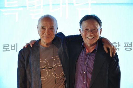 일본 다니카와 슌타로(왼쪽)와 한국 신경림 시인.
