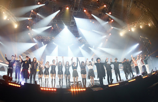 지난 도쿄에서 콘서트를 가졌던 FNC엔터테인먼트 소속 가수들. 사진제공｜FNC엔터테인먼트