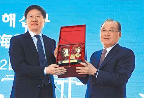 중국 창저우 시에서 열린 투자기업 환영식에서 상리광 당서기(왼쪽)가 김문기 세원 그룹 회장에게 기념품을 전달하고 있다. 세원그룹 제공