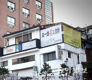 국내 최초의 민간 소극장으로 40년간 한자리를 지켜온 삼일로창고극장. 오랜 경영난 끝에 폐관이 결정됐다. 동아일보DB