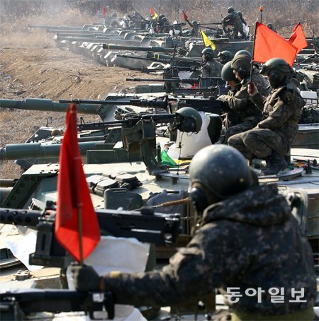 납세와 국방의 의무는 국민의 기본권을 실현하기위해 꼭 이행해야 한다. 지난달 육군1기갑여단 투우대대가 강원 철원군에서 전차포 사격 훈련을 하고 있다. 동아일보DB