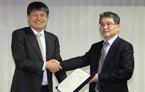 김두희 동아사이언스 대표이사(오른쪽)와 김승환 한국과학창의재단 이사장이 소프트웨어 교육 활성화를 위한 업무협약을 체결하고 있다. 한국과학창의재단 제공