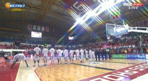 제퍼슨이 애국가 중 스트레칭 하는 모습 (출처=MBC)