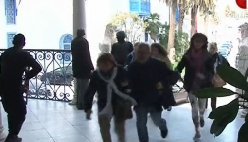 튀니지 박물관 테러 최소 21명 사망, 급박한 탈출 장면(출처=SBS영상 갈무리)