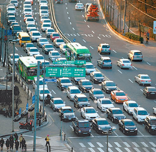 서울 강남구 밤고개로(세곡동사거리∼수서역사거리·2.5㎞)는 10개 차로가 6개로 줄면서 매일 출퇴근 때마다 혼잡을 빚는다. 최근 퇴근길 차량들이 수서역사거리에 길게 늘어선 모습. 강남구 제공