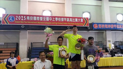 진민섭(23·국군체육부대)이 18일 대만 난터우에서 열린 2015 대만국제실내장대높이뛰기대회에서 우승을 차지한 뒤 시상대에서 거수경례를 하고 있다. 사진제공｜대한육상경기연맹