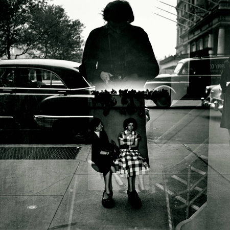 비비안 마이어가 1954년 미국 뉴욕 거리 한 상점의 쇼윈도 앞에서 촬영한 사진. 뷰파인더가 위쪽에 달려 피사체를 향해 고개를 숙이는 자세가 되는 롤라이플렉스 카메라는 피사체의 거부감을 줄이는 장점을 가졌다. 윌북 제공