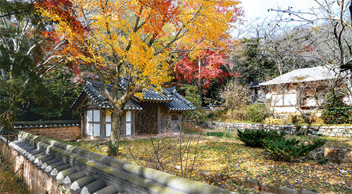 전남 강진군 월출산 옥판봉 남쪽 자락에 위치한 백운동 별서(별장). 민간정원인 이곳에는 술잔을 띄울 수 있는 물길이 남아있다. 글항아리 제공