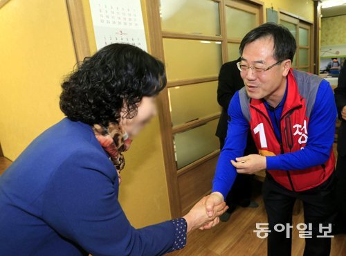 새누리당 정승 후보가 광주 서구의 식당가를 돌며 유권자들에게 지지를 호소하고 있다. 박영철 기자 skyblue@donga.com