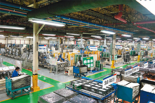 부산 기장군 S&T모티브 본사 공장에서 최근 직원들이 자동차 부품인 쇼크옵서버(충격흡수장치)를 생산하고 있다. S&T모티브 제공