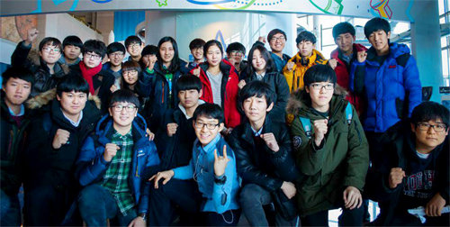 올림푸스팀의 모태는 ‘한국청소년항공우주학회’ 다. 이 학회는 인터넷 카페 등을 통해 항공우주 분야에 관심 있는 전국의 중고교생들이 모여 지난해 3월 설립했다. 앞줄 왼쪽에서 두 번째가 올림푸스팀의 주축인 이상민 군. 올림푸스 제공