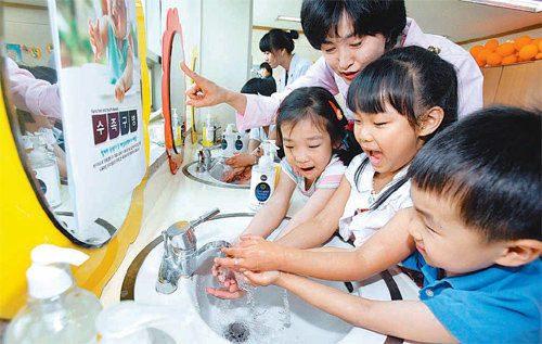 의료진이 뇌로 가는 혈관에 문제가 있는지를 알아보기 위해 환자에게 뇌혈류 초음파 검사를 하고 있다. 동아일보DB