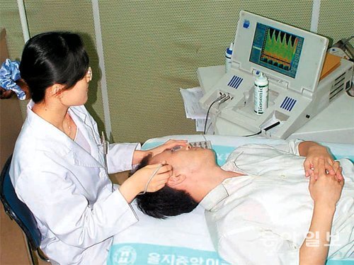 의료진이 뇌로 가는 혈관에 문제가 있는지를 알아보기 위해 환자에게 뇌혈류 초음파 검사를 하고 있다. 동아일보DB