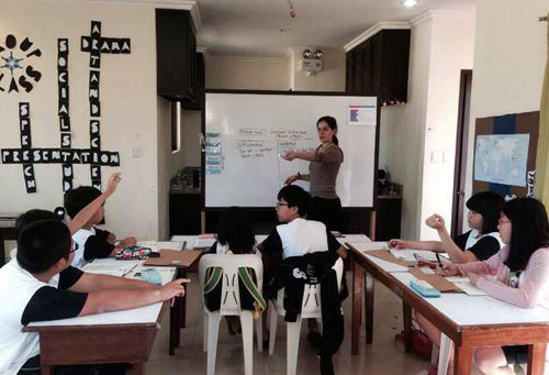 필리핀 스파르타 영어캠프 참가 학생들이 원어민 강사와 토론수업을 하는 모습.