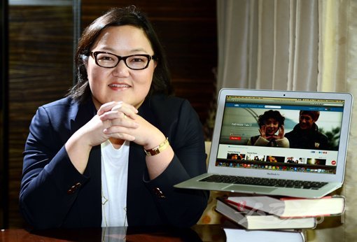 비키의 태미 남 대표는 ‘한국계여서 한국 콘텐츠를 좋아하는 건 아니냐’는 물음에 “4000만 이용자들의 취향을 따르는 것뿐이다”면서 “한국 등 아시아 콘텐츠는 다양한 매체와 플랫폼으로 전 세계에 소개되며 인기를 얻고 있다”고 말했다. 17일 서울 소공동 롯데호텔에서 만난 태미 남 대표가 비키의 초기화면 앞에서 포즈를 취했다. 스포츠동아DB