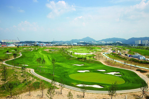 인천에 위치한 베어즈베스트청라 골프클럽은 골프의 거장인 잭 니클라우스가 전 세계에 설계한 골프장 가운데 15개국의 베스트 홀을 꼽아 재현한 27개홀로 구성됐다. 스포츠동아DB